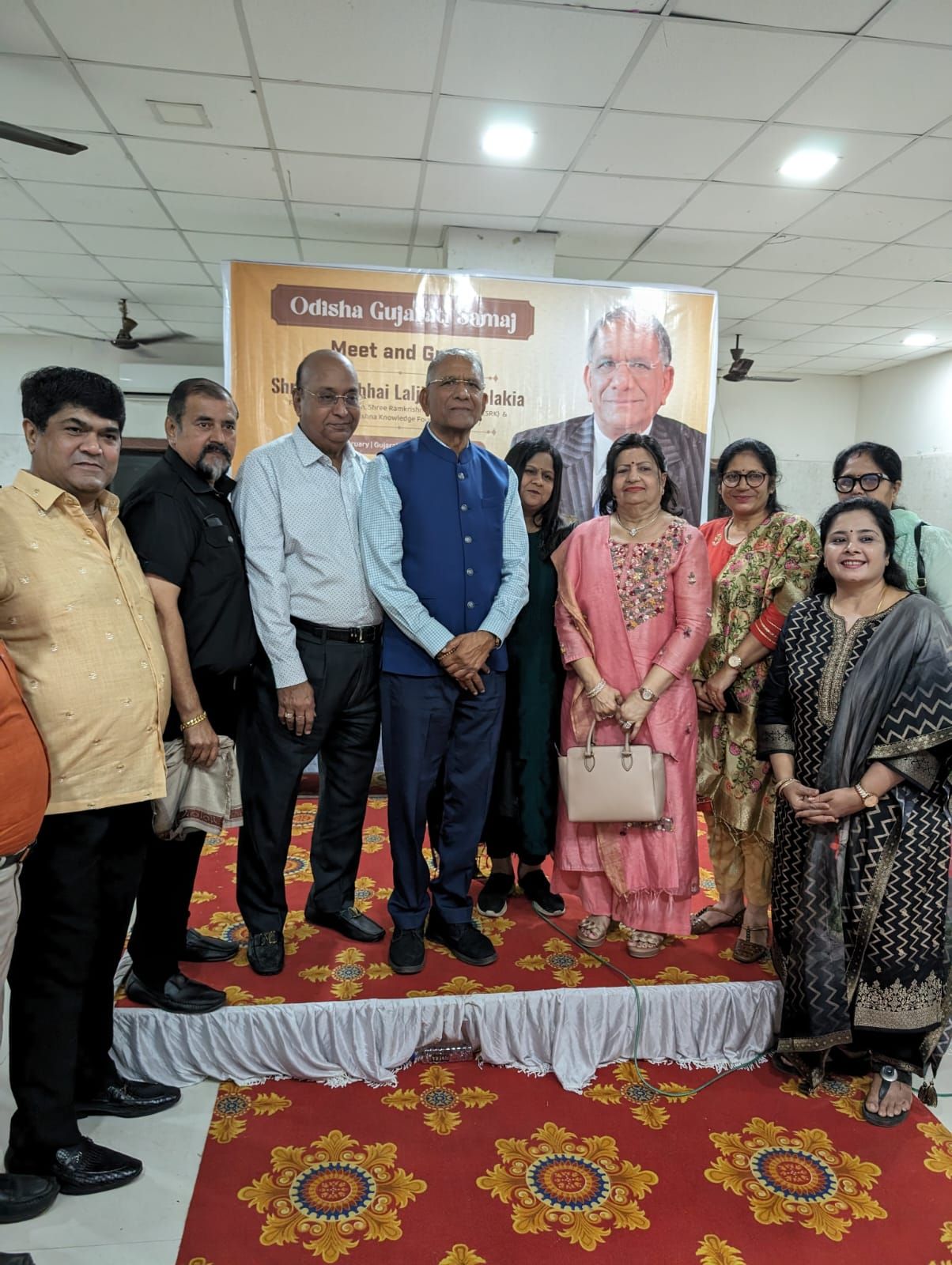 Govind Dholakia with members of Utkal Gujarati Samaj